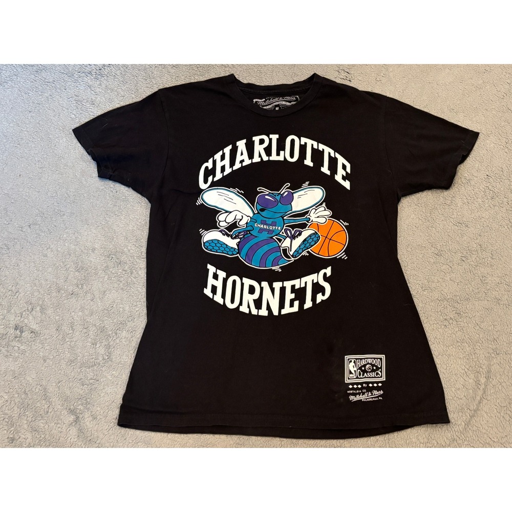 Mitchell & Ness Charlotte Hornets Hardwood Classics Black Graphic T-Shirt Mens M
